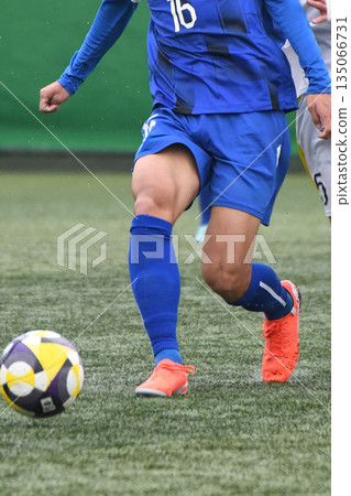 運球的足球運動員 135066731
