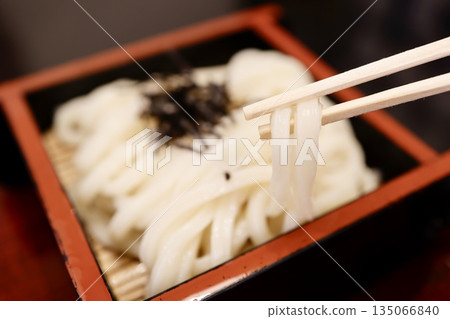 特寫鏡頭下的日本冷麵條－笊籬烏龍麵。 135066840