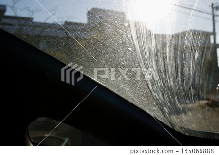 汽車擋風玻璃上有污垢。雨刷刮不乾淨。 汽車擋風玻璃上有污垢。雨刷刮不乾淨。 135066888