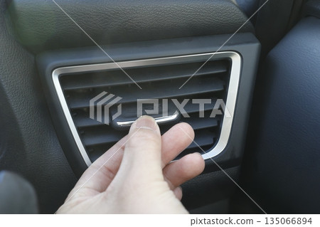 汽車駕駛座空調出風口的特寫。 135066894