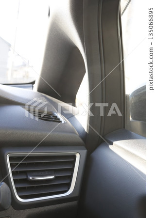 汽車駕駛座空調出風口的特寫。 135066895