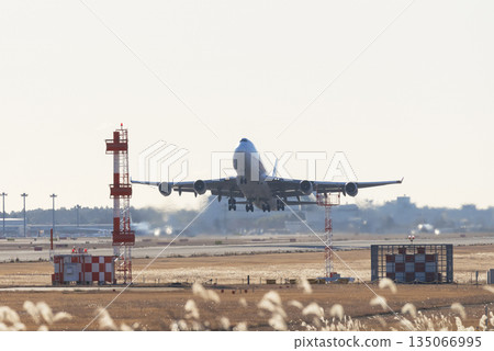 飛機起飛 135066995