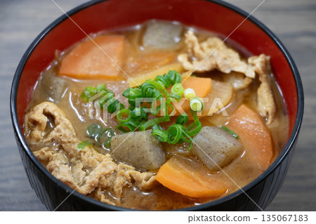 豬肉和蔬菜味噌湯 135067183