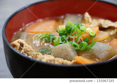 豬肉和蔬菜味噌湯 135067185
