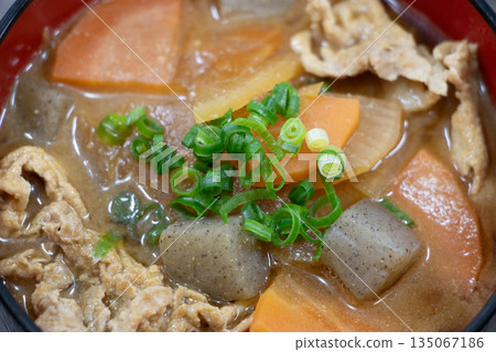 豬肉和蔬菜味噌湯 135067186