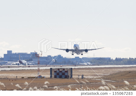 飛機起飛 飛機起飛 135067283