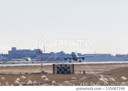 飛機起飛 135067290