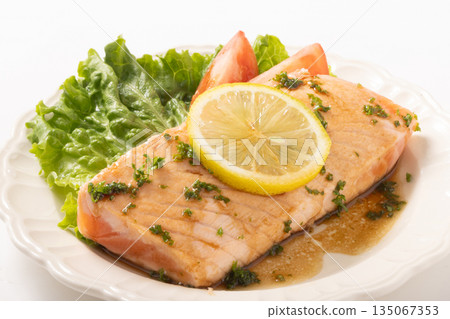 Rare salmon steak (stir-fried with butter and soy sauce) Rare salmon steak (stir-fried with butter and soy sauce) 135067353