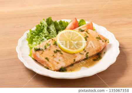 Rare salmon steak (stir-fried with butter and soy sauce) Rare salmon steak (stir-fried with butter and soy sauce) 135067358