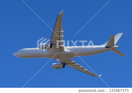 一架飛機 135067375