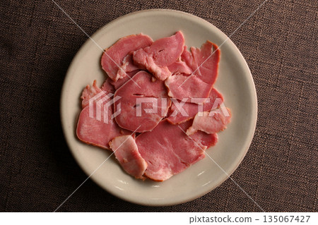 Pork tongue 135067427