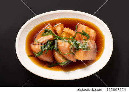 醃番茄和紫蘇葉 醃番茄和紫蘇葉 135067554