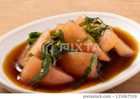 醃番茄和紫蘇葉 醃番茄和紫蘇葉 135067559