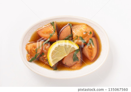 醃番茄和紫蘇葉 醃番茄和紫蘇葉 135067560