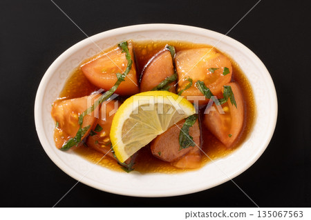 醃番茄和紫蘇葉 醃番茄和紫蘇葉 135067563