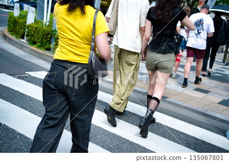 人們在鎮上散步 135067801