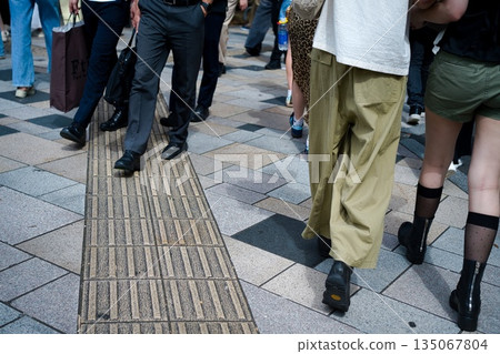 人們在鎮上散步 135067804