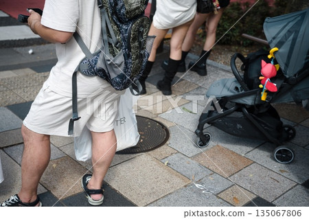 人們在鎮上散步 135067806