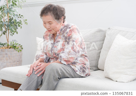 A woman in her 80s with knee pain A woman in her 80s with knee pain 135067831