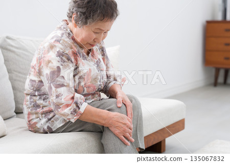 A woman in her 80s with knee pain 135067832