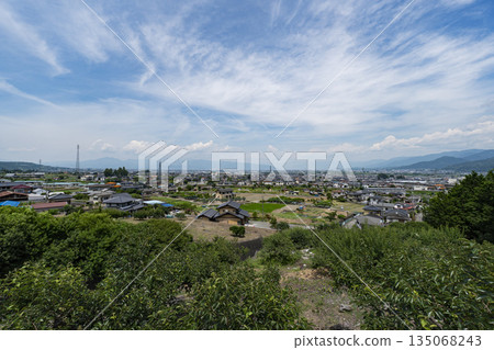 山梨縣南阿爾卑斯市的夏季城市景觀 山梨縣南阿爾卑斯市的夏季城市景觀 135068243
