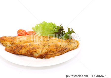 淺色背景上的白鯰魚（煎魚） 135068730