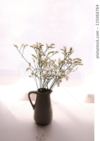 花瓶裡的白花 花瓶裡的白花 135068764