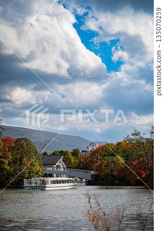 北海道大沼準國家公園的秋葉景色 北海道大沼準國家公園的秋葉景色 135070259