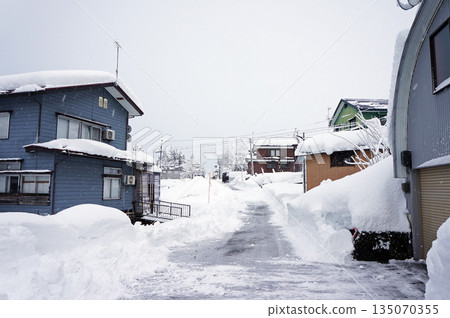 新潟縣魚沼市的雪景與房屋 新潟縣魚沼市的雪景與房屋 135070355