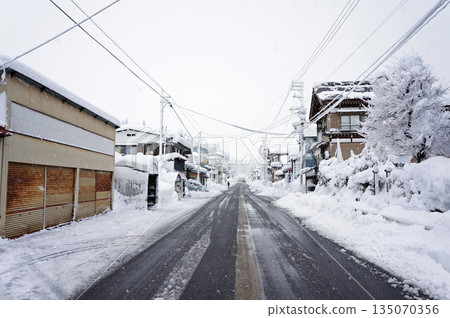 新潟縣魚沼市的雪景與道路 新潟縣魚沼市的雪景與道路 135070356