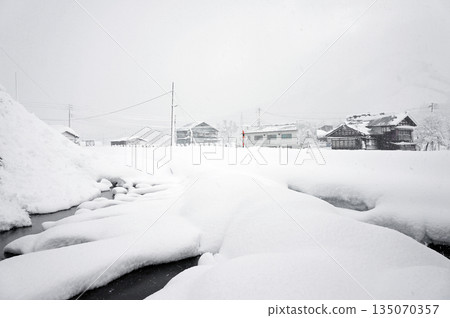 新潟縣魚沼市的皚皚白雪景色 新潟縣魚沼市的皚皚白雪景色 135070357
