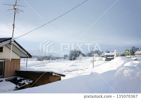 陽光灑落在白雪皚皚的景色上，新潟縣魚沼市 135070367