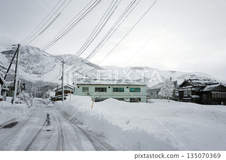 新潟縣魚沼市，大雪紛飛，群山環繞 135070369