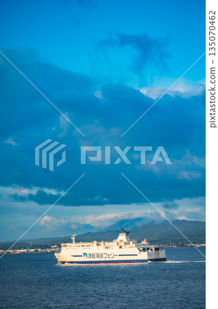 北海道函館和青森之間津輕海峽的秋季海景和秋葉 北海道函館和青森之間津輕海峽的秋季海景和秋葉 135070462