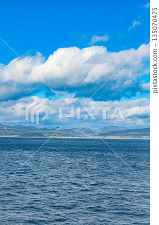 北海道函館和青森之間津輕海峽的秋季海景和秋葉 北海道函館和青森之間津輕海峽的秋季海景和秋葉 135070475