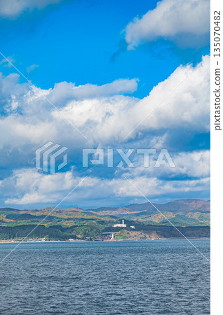 北海道函館和青森之間津輕海峽的秋季海景和秋葉 135070482