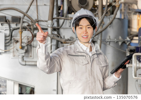 在工廠工作的年輕男工人 135070576