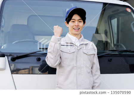 送貨員在卡車前揮舞著拳頭 135070590