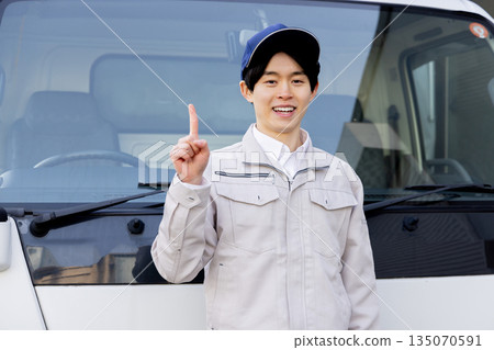 送貨人員指著卡車前方 135070591