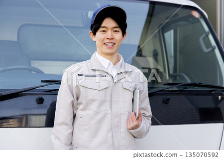 送貨人員站在一輛卡車前 135070592