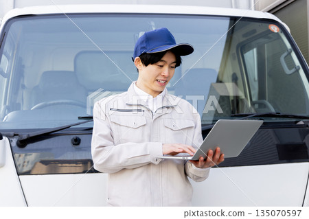 送貨人員在卡車上使用筆記型電腦 送貨人員在卡車上使用筆記型電腦 135070597