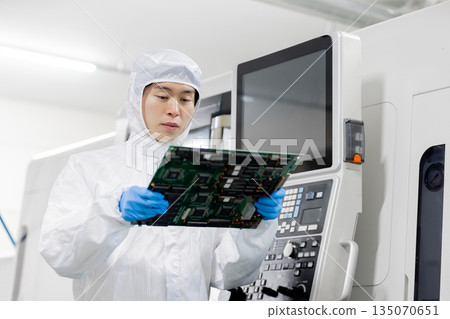 工人們在工廠檢查產品 135070651