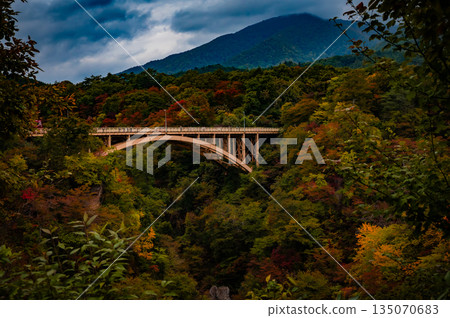Miyagi Prefecture, Naruko Gorge on a cloudy day, autumn leaves and valley scenery Miyagi Prefecture, Naruko Gorge on a cloudy day, autumn leaves and valley scenery 135070683
