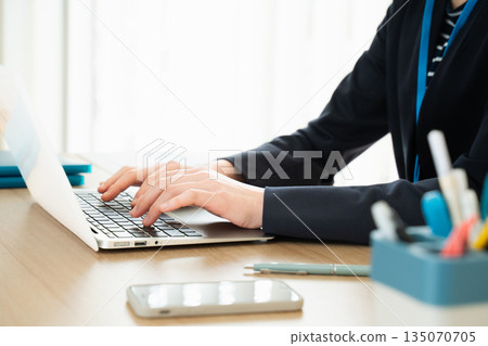 在筆記型電腦上工作的女人的手 在筆記型電腦上工作的女人的手 135070705