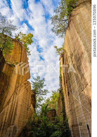 山形縣艦割岩石花園公園（原採石場）擁有壯觀的秋葉和岩石峭壁。 135070896