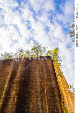 山形縣艦割岩石花園公園（原採石場）擁有壯觀的秋葉和岩石峭壁。 135070897