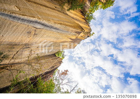 山形縣艦割岩石花園公園（原採石場）擁有壯觀的秋葉和岩石峭壁。 135070898