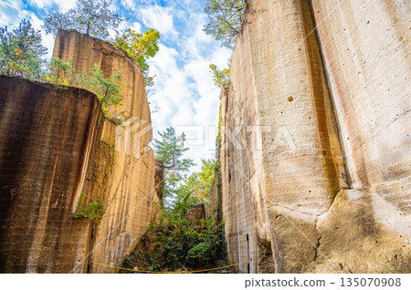 山形縣艦割岩石花園公園(原採石場)擁有壯觀的秋葉和岩石峭壁。 山形縣艦割岩石花園公園(原採石場)擁有壯觀的秋葉和岩石峭壁。 135070908