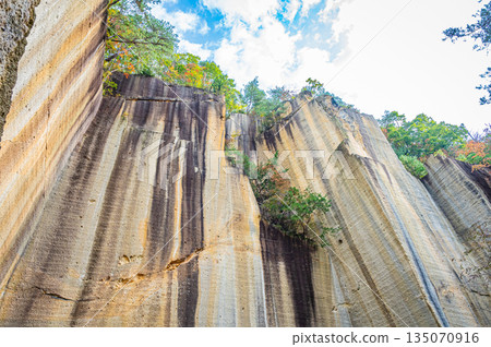 山形縣艦割岩石花園公園(原採石場)擁有壯觀的秋葉和岩石峭壁。 山形縣艦割岩石花園公園(原採石場)擁有壯觀的秋葉和岩石峭壁。 135070916
