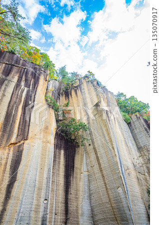 Spectacular autumn foliage and rock cliffs at Uriwari Rock Garden Park (former quarry site) in Yamagata Prefecture Spectacular autumn foliage and rock cliffs at Uriwari Rock Garden Park (former quarry site) in Yamagata Prefecture 135070917